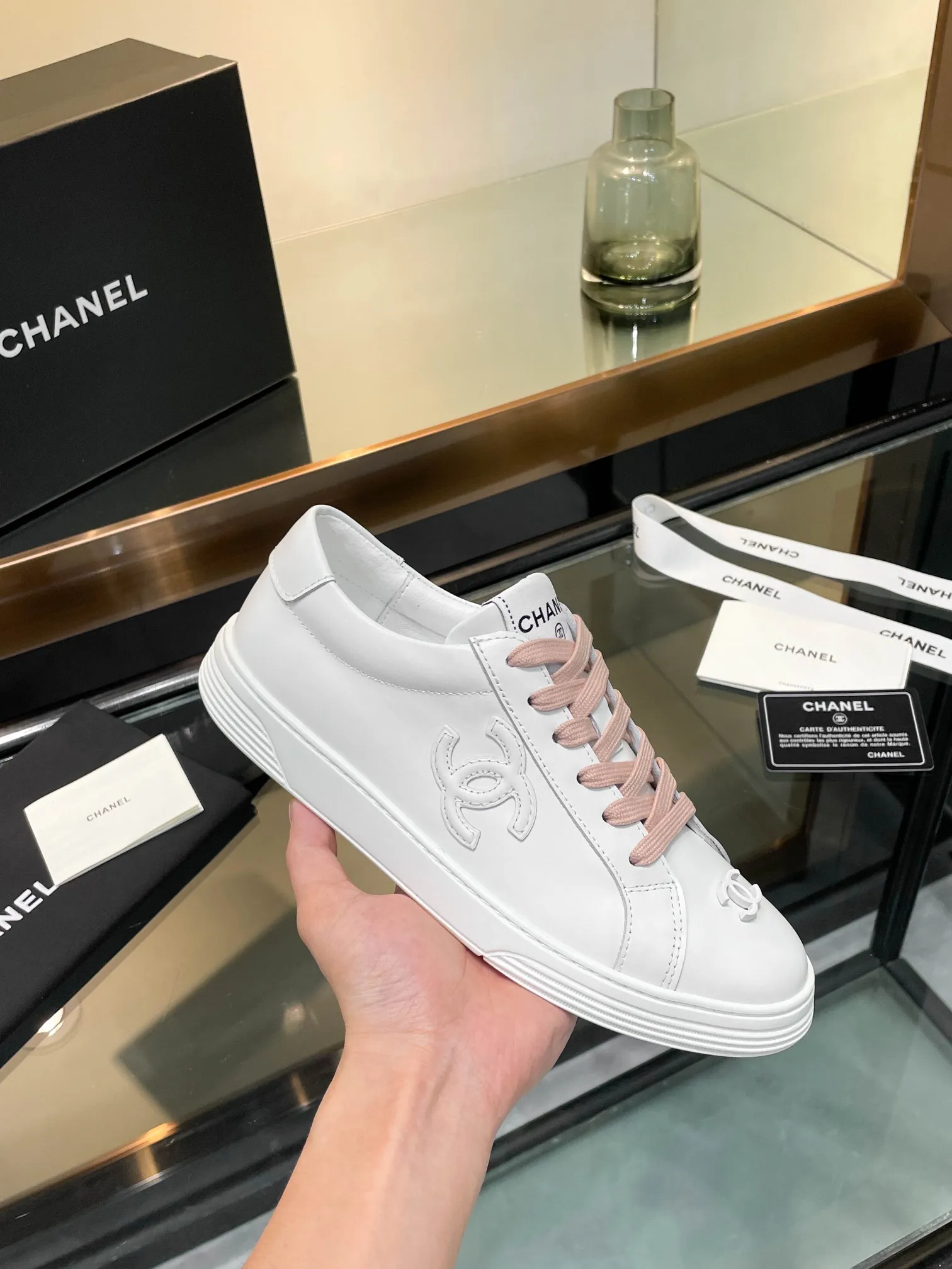 👟👟Ex-factory price 520👟👟Chanel Chanel 25SF latest model full leather panda color white shoes casual sports shoes skateboard shoes original purchase and development production Xiaoxiang C Home Another super popular item in the counter, loved by Internet celebrity bloggers and sisters, and various praises on social platforms. It is very popular, has a high texture, is breathable and super spring and summer. Seeing this issue always arouses the inner desire of girls for fashion. The latest suede material, classic black and white color, full of fashionable feeling on the feet, easy to care for. Fabric: Original customized imported cowhide material. Lining: Customized soft sheepskin lining. Sole: Original molded TPU non-slip outsole. Bottom thickness: 2.5CM. Size: Women's size 35-40 (custom-made sizes 40 are non-refundable)